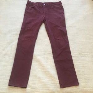 Mens uniqlo burgundy colored jeans
